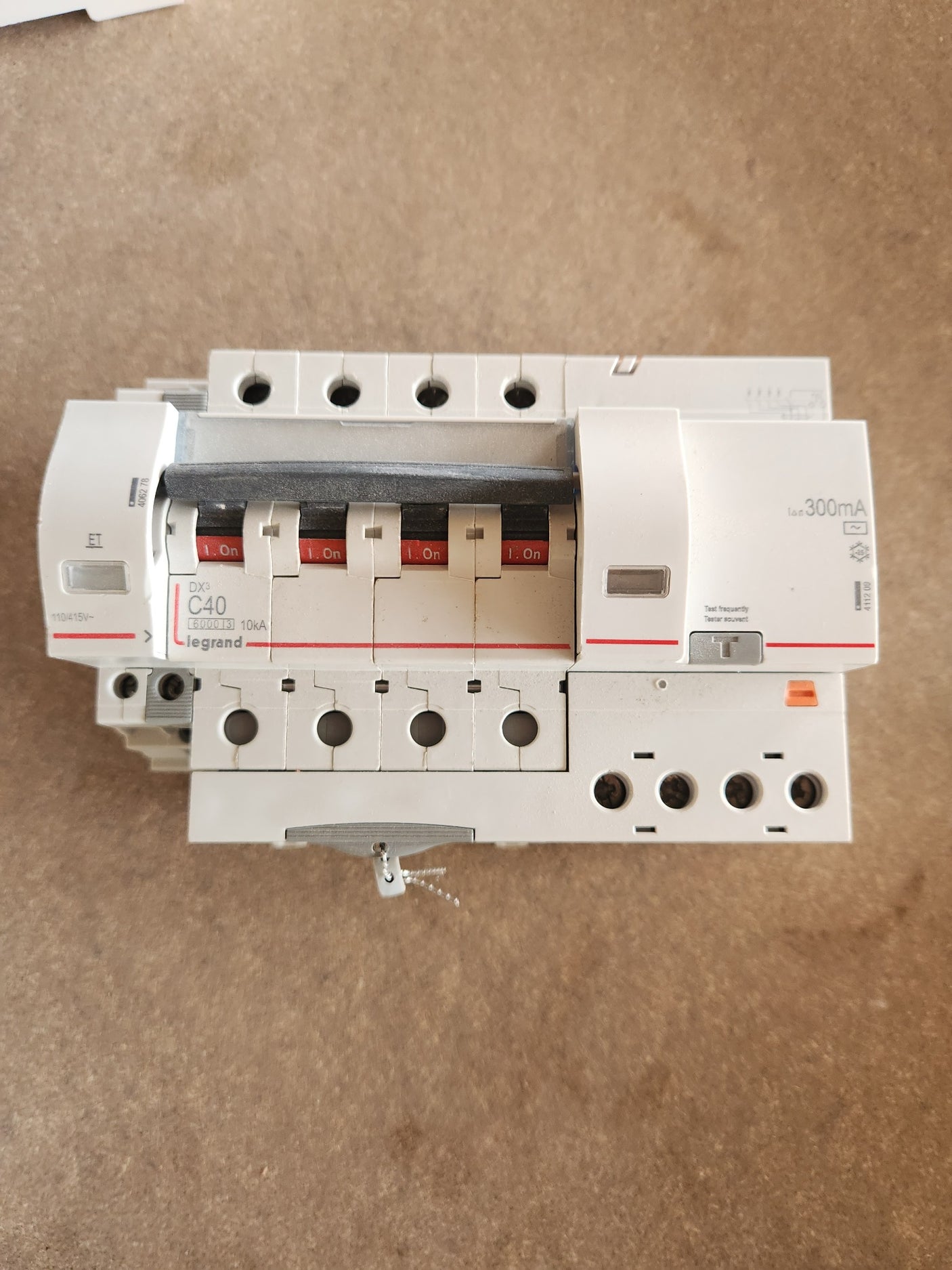 Legrand DX³ 40A – Disjoncteurs différentiel tétrapolaire 300mA + module commande