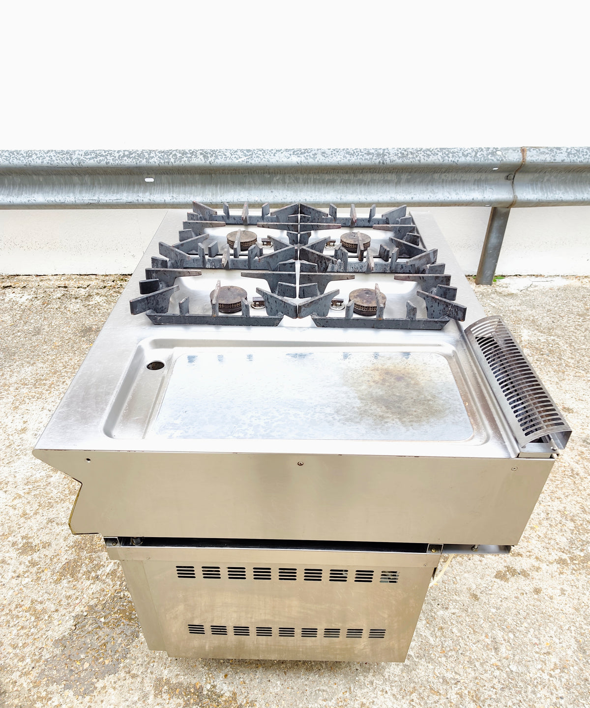 Fourneau gaz 4 feux + plaque à snacker – Electrolux – sur soubassement réfrigéré 4 tiroirs Coreco – 120 cm – Bon état