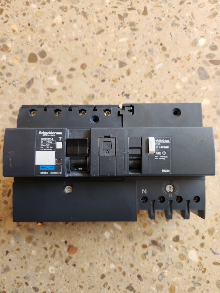 Disjoncteur différentiel 4P 63A courbe D 30 mA Schneider NG125L + Vigi NG125 – Bon état