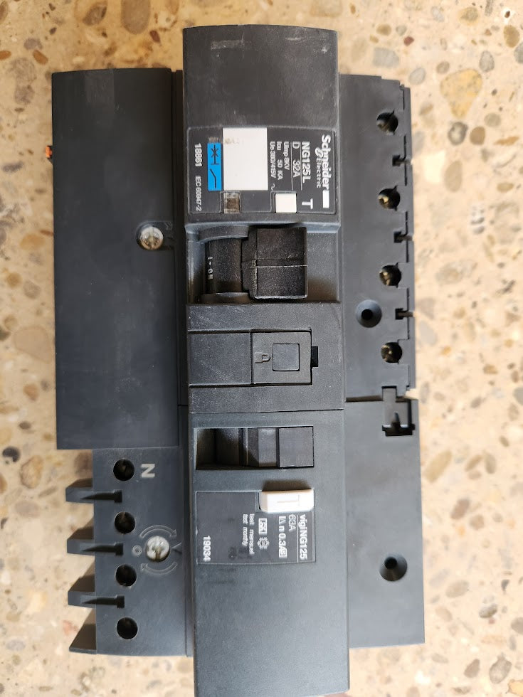 Disjoncteur différentiel 4P 32A courbe D 30 mA Schneider NG125L + Vigi NG125 – Bon état