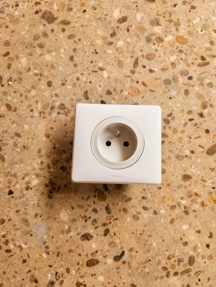 Prise Legrand murale apparente 2P+T – Bon état