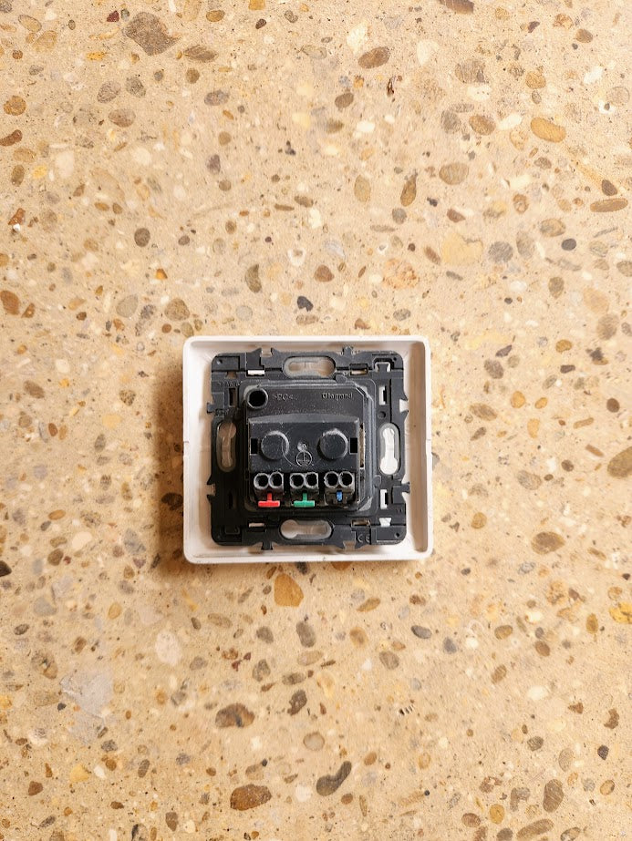 Prise Legrand murale apparente 2P+T – Bon état