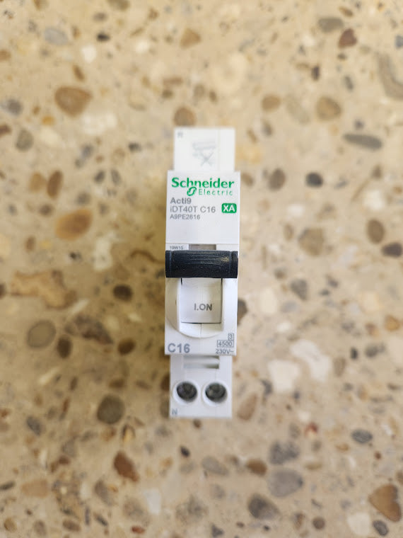 Disjoncteur Schneider, courbe C, 16A, 230V