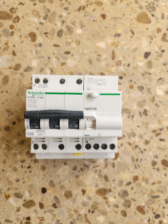 Disjoncteur différentiel Schneider, courbe C, 25A, 300mA 400Volt, 4 pôles (3 phases + neutre)