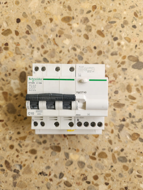 Disjoncteur différentiel Schneider, Courbe C, 10A, 300mA, 400 Volt, 4 pôles (3 phases + neutre)