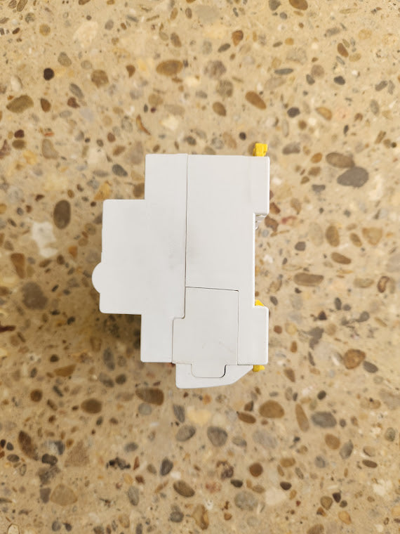 Disjoncteur différentiel Schneider, Courbe C, 10A, 300mA, 400 Volt, 4 pôles (3 phases + neutre)