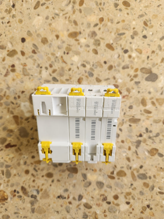 Disjoncteur différentiel Schneider, Courbe C, 10A, 300mA, 400 Volt, 4 pôles (3 phases + neutre)