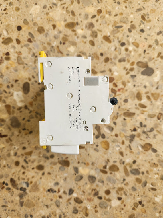 Disjoncteur différentiel Schneider, Courbe C, 10A, 300mA, 400 Volt, 4 pôles (3 phases + neutre)