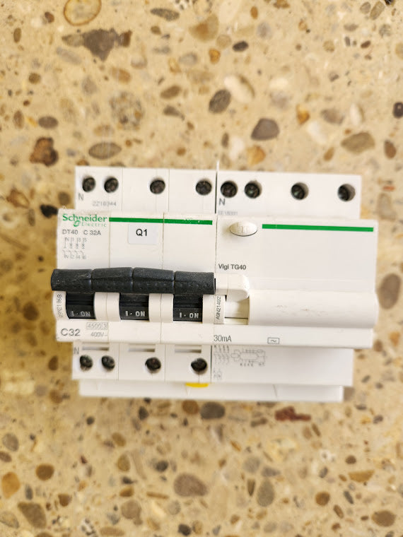 Disjoncteur différentiel Schneider Electric DT40 C32 + Vigi TG40 – 300 mA