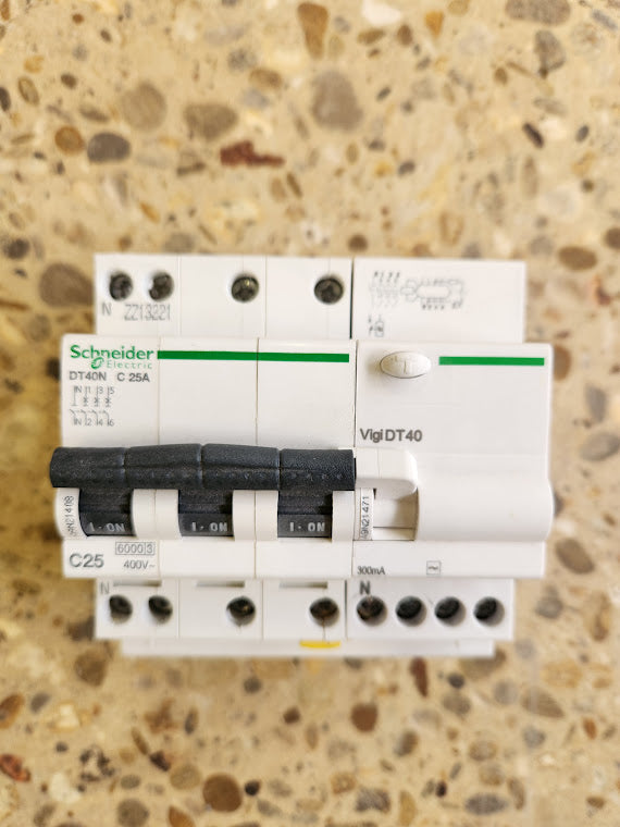 Disjoncteur différentiel Schneider Electric DT40N C25 + Vigi DT40 – 300 mA