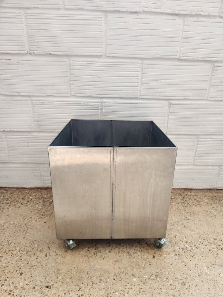 Bac / conteneur inox sur roulettes – usage professionnel