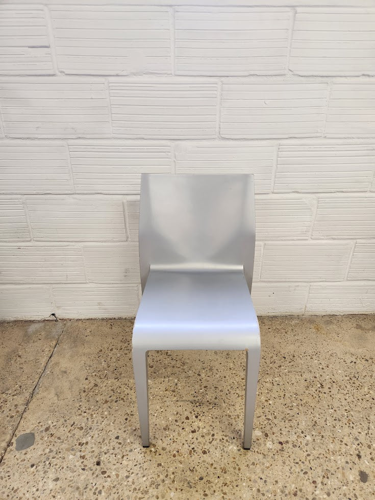 Chaise en bois léger finition métallisée – Très bon état