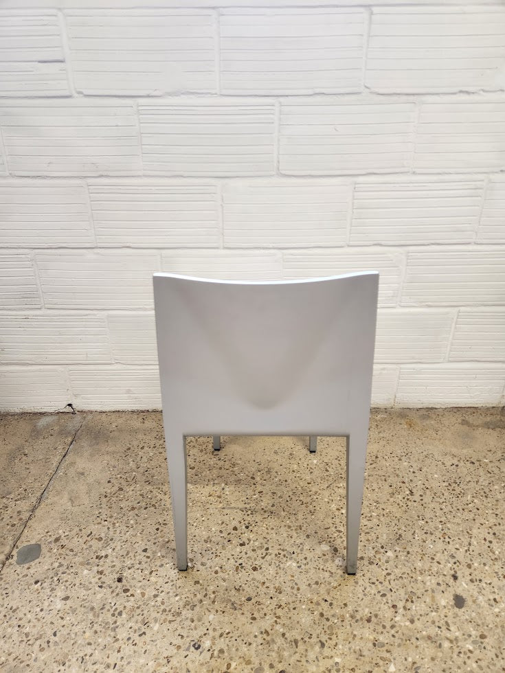 Chaise en bois léger finition métallisée – Très bon état