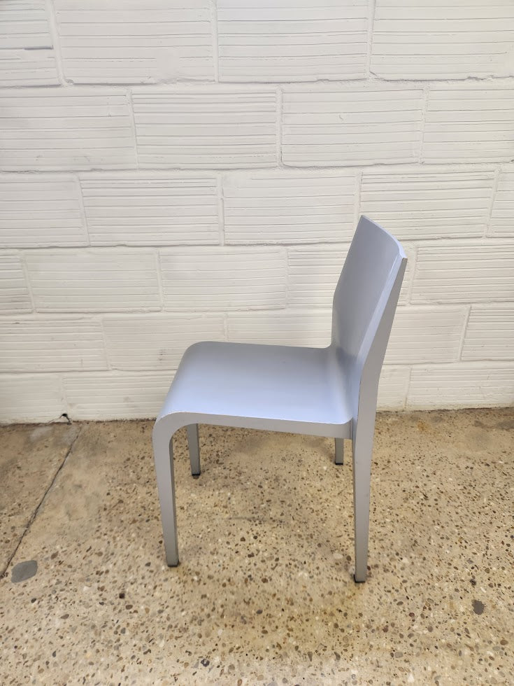 Chaise en bois léger finition métallisée – Très bon état