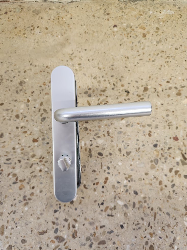 Paire de poignées de porte sur plaque avec condamnation – Très bon état