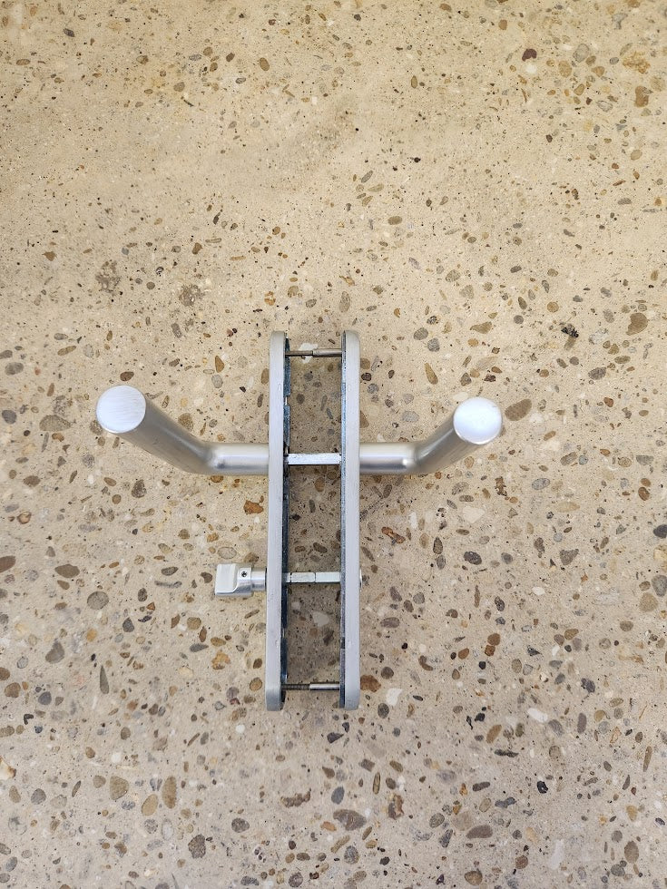 Paire de poignées de porte sur plaque avec condamnation – Très bon état