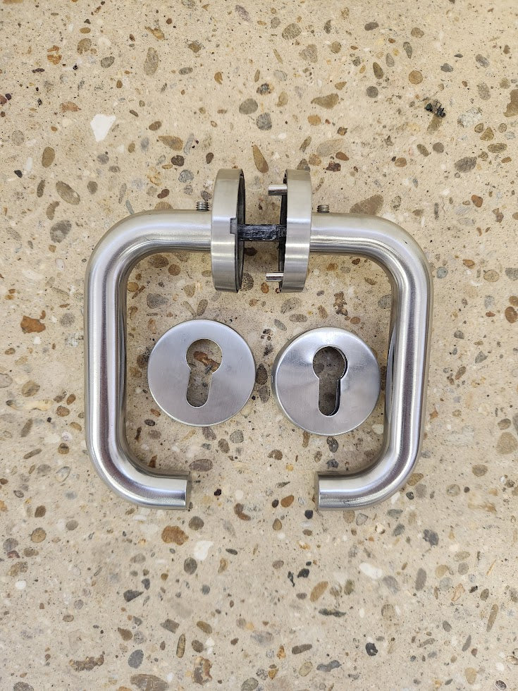 Paire de poignées de porte en inox + rosaces – Très bon état