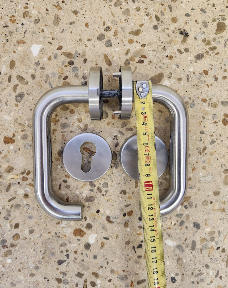 Paire de poignées de porte en inox + rosaces – Très bon état