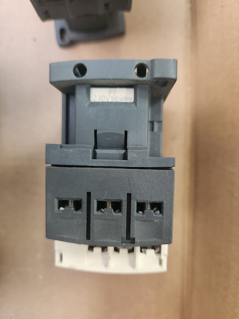 Contacteur tripolaire 12A 1NO+1NC bobine 230 V AC Telemecanique LC1D12P7 – Bon état