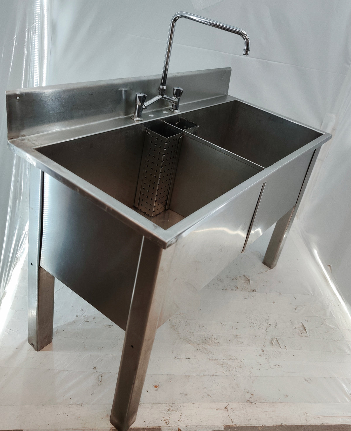 Plonge inox professionnelle 2 grands bacs 127 cm – dosseret, mitigeur col de cygne et paniers – Bon état