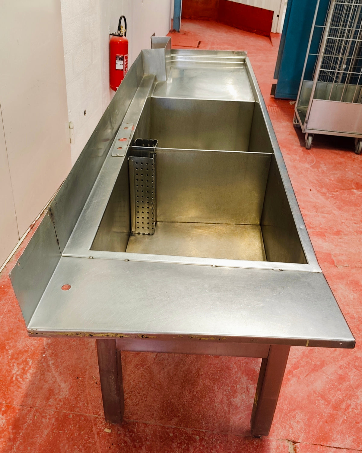 Plonge inox professionnelle 288 cm – 2 grands bacs et 2 égouttoirs – dosseret – Bon état