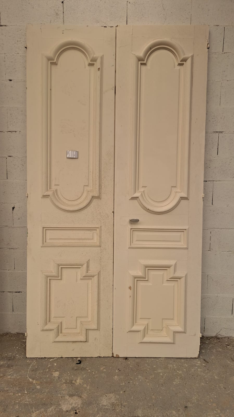 Grande double porte ancienne moulurée avec ferronnerie d’époque – 2,59 m x 1,40 m