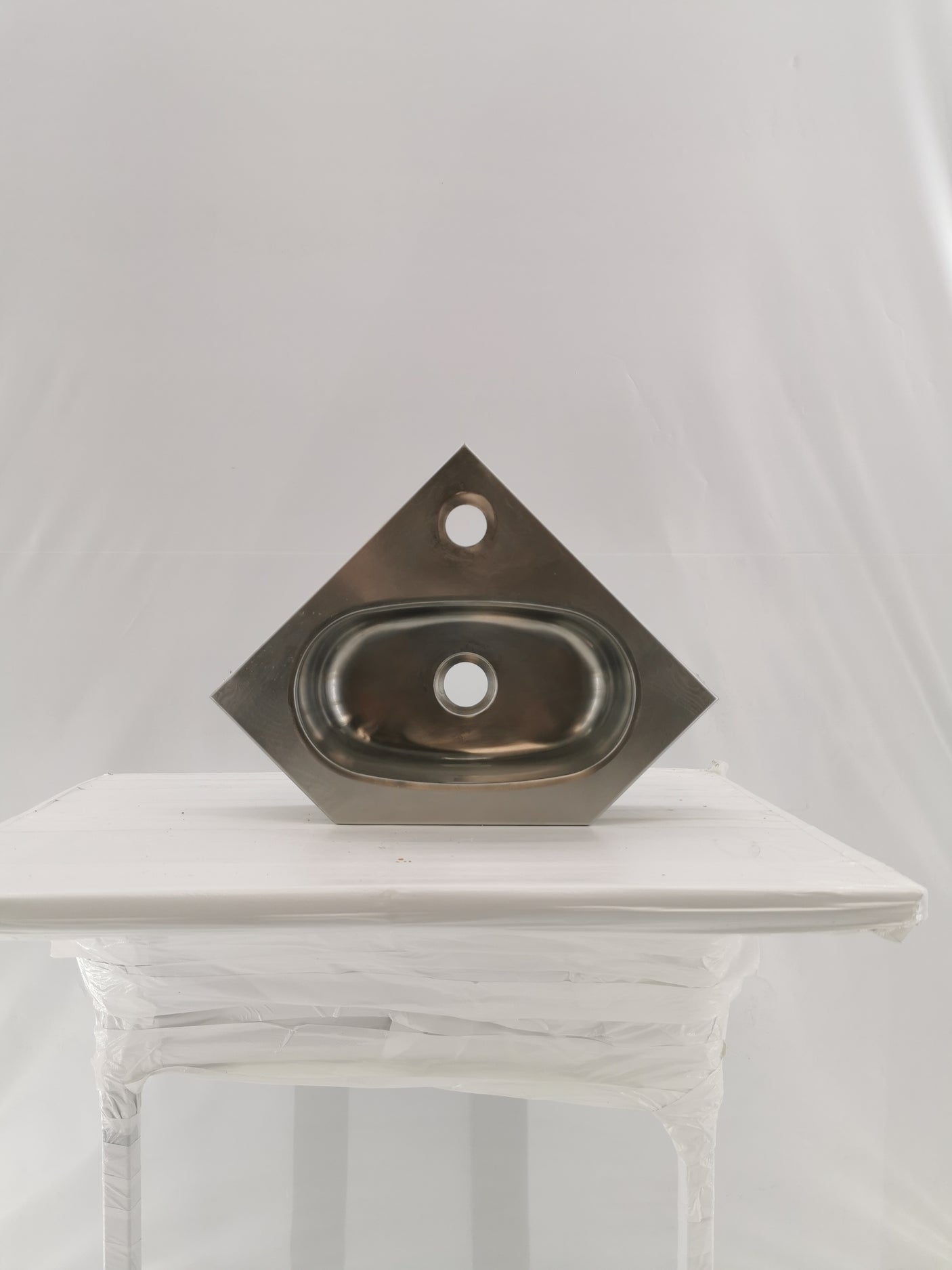 Lave-mains inox mural – Forme triangulaire – Compact et robuste - Très bon état