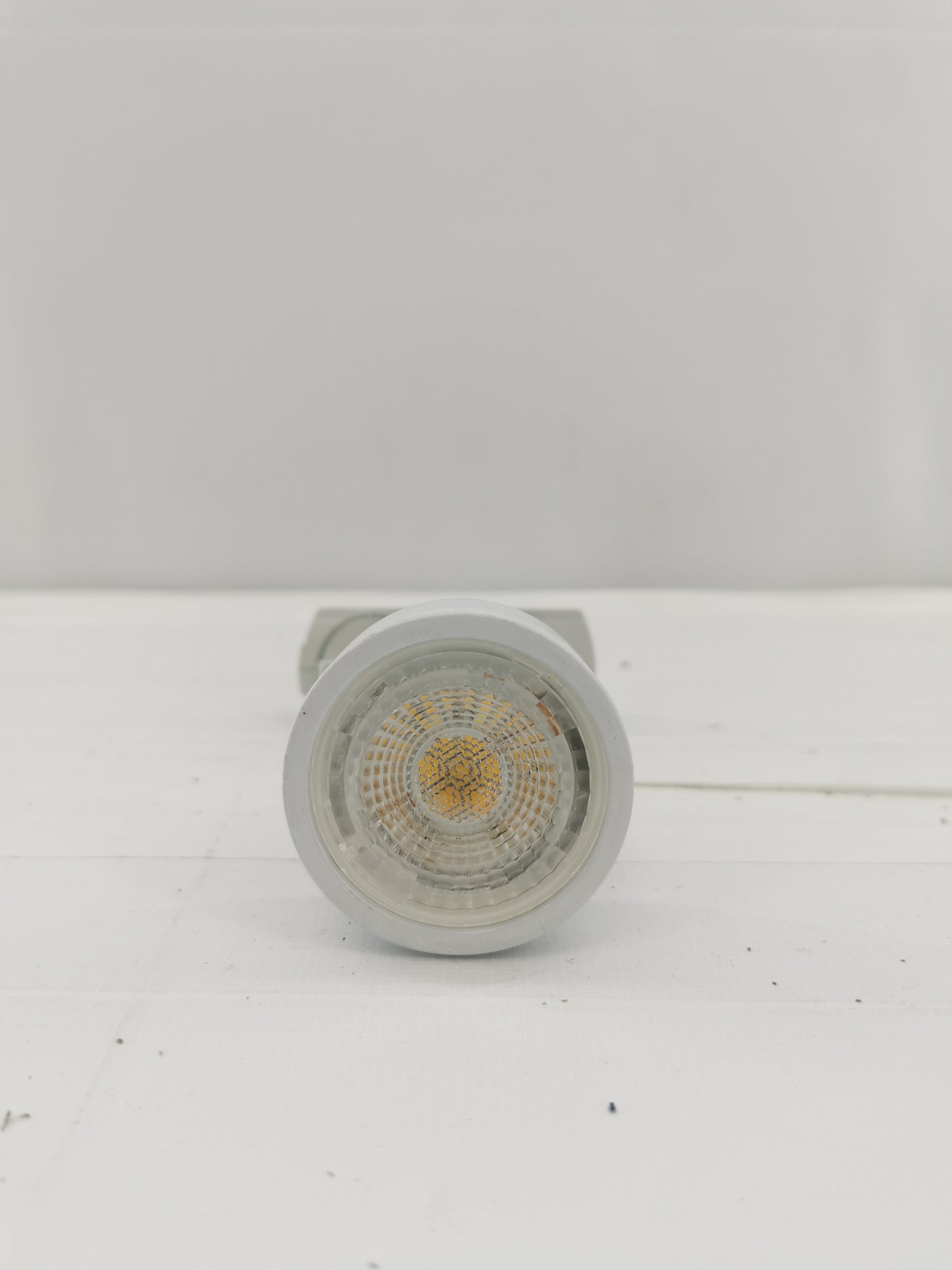 Spot LED sur rail – Blanc – Douille GU10 – Orientable - Très bon état