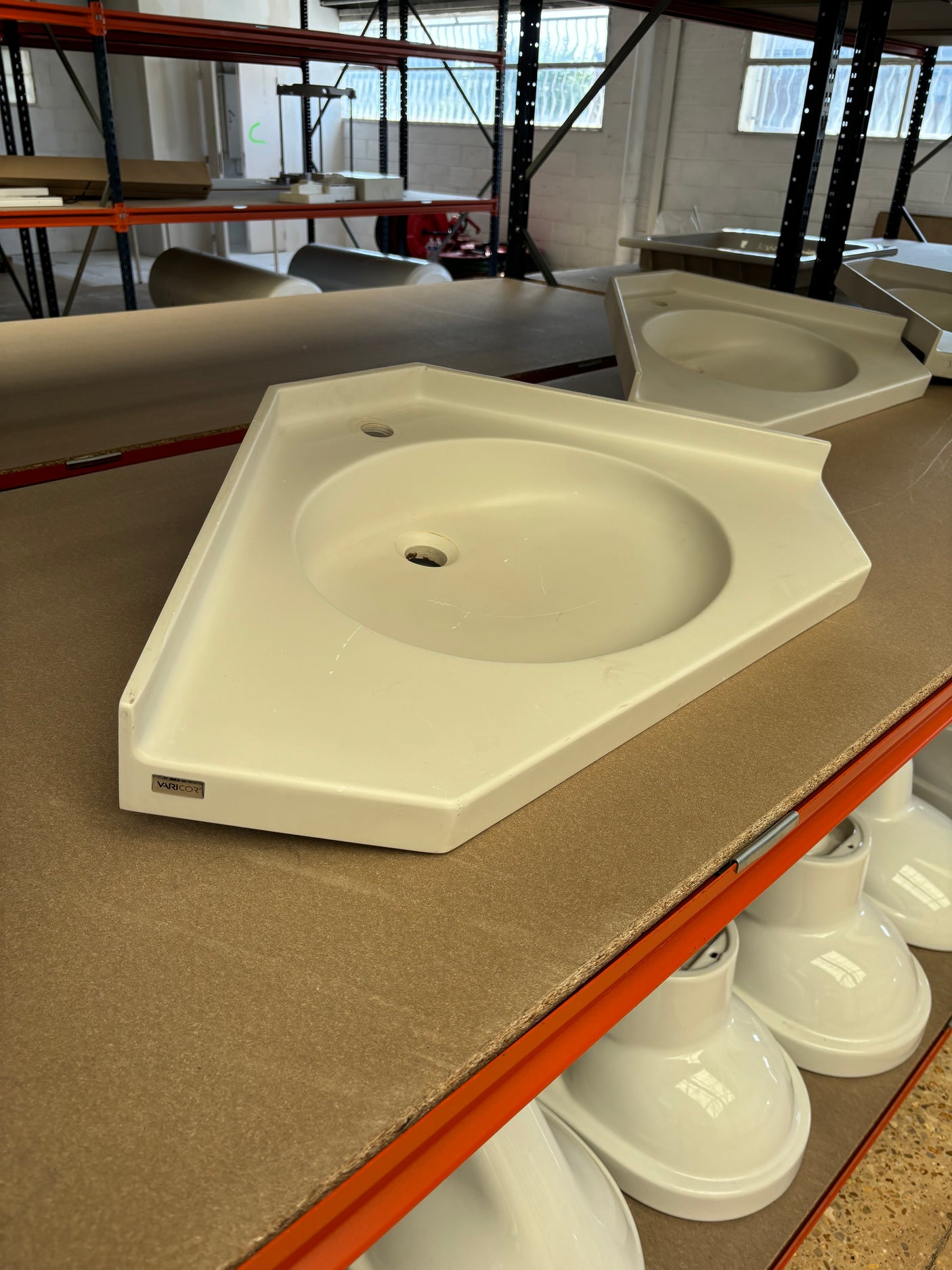 Plan vasque d’angle Varicor – blanc cassé - Bon état