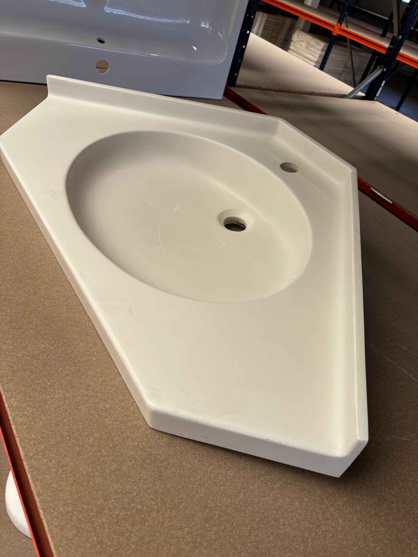 Plan vasque d’angle Varicor – blanc cassé - Bon état