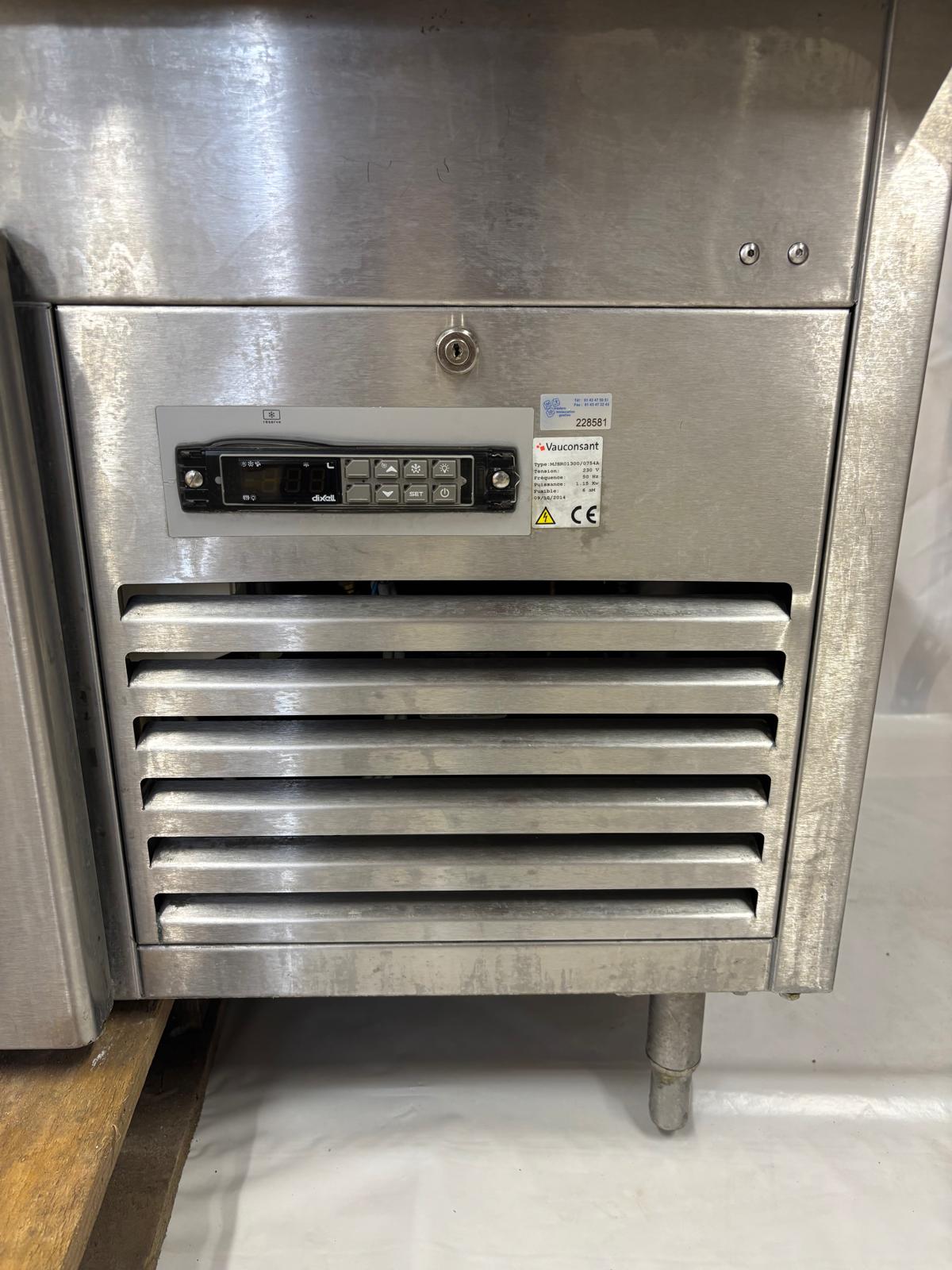 Table réfrigérée inox 3 portes Vauconsant - Bon état