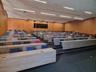 Amphithéâtre complet – Mobilier universitaire / salle de conférence