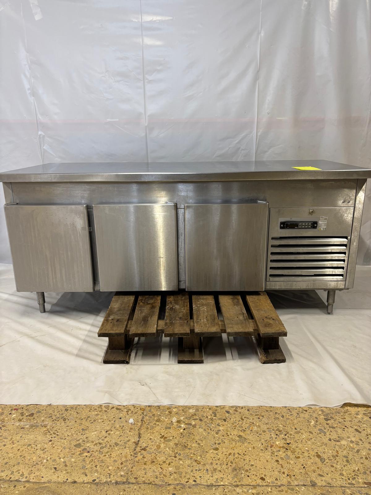 Table réfrigérée inox 3 portes Vauconsant - Bon état