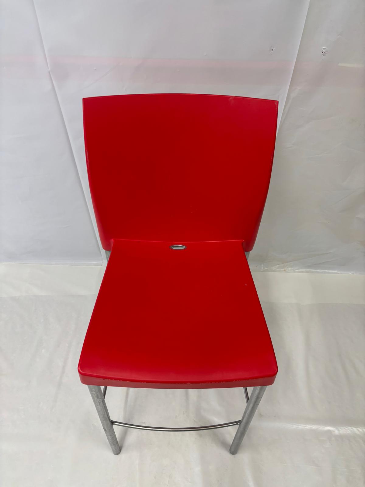 Tabouret de bar design coque plastique rouge - pieds métal avec repose-pieds - Bon état