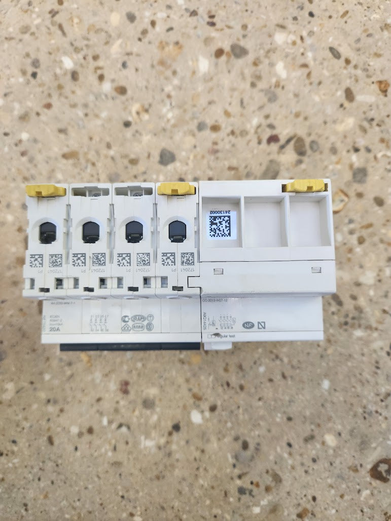 Disjoncteur différentiel 4P 20A courbe D 300 mA Schneider iC60N + Vigi iC60 – Bon état