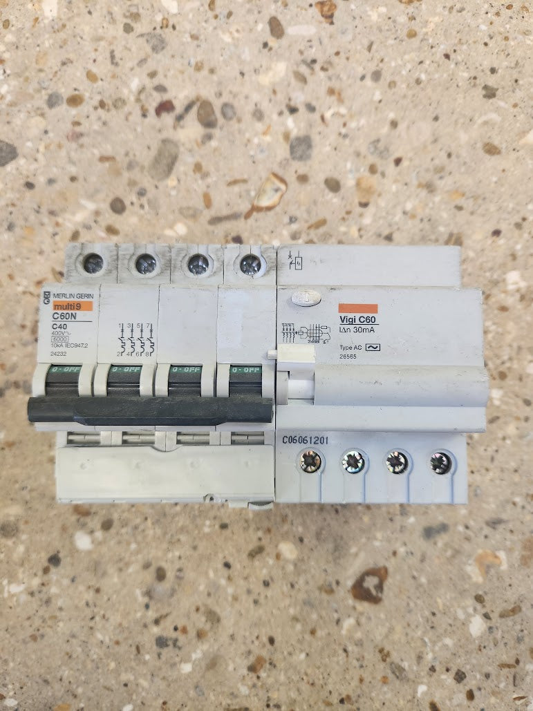 Disjoncteur différentiel 4P 40A courbe C 30 mA Merlin Gerin Multi9 C60N + Vigi C60 – Bon état