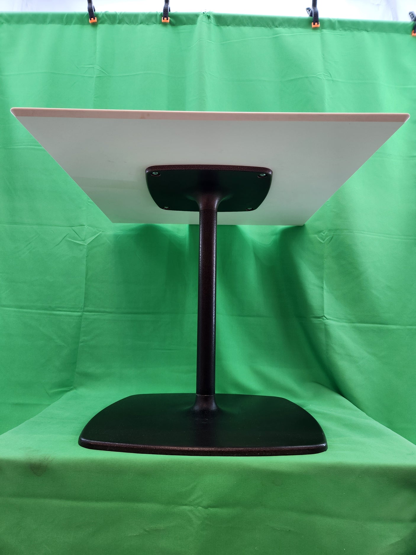 Table carrée moderne blanc / pied central noir – 59 x 59 cm