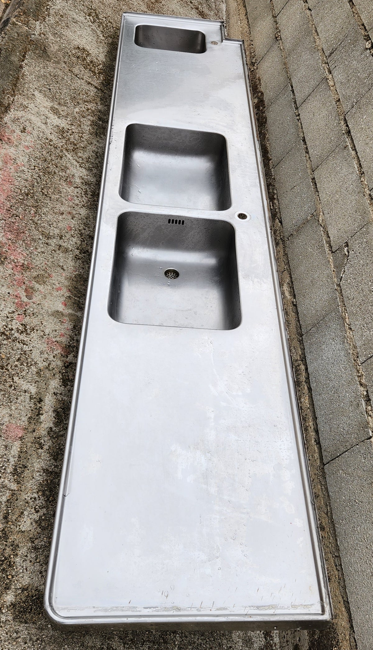 Plan de travail inox 280 cm avec 2 bacs + 1 bac déchets – cuisine professionnelle – Bon état
