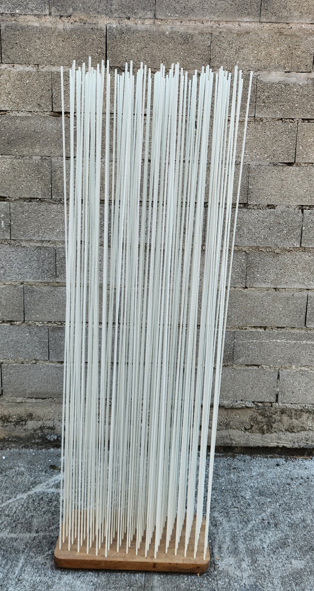 Séparateur d'espace design à tiges souples – socle bois 60 x 30 cm – H 182 cm – Bon état