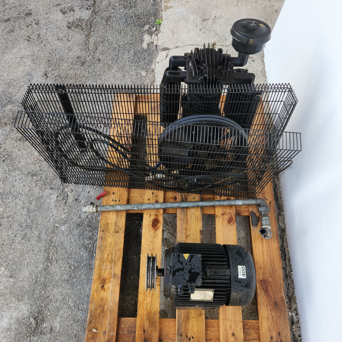 Groupe de compression d’air 5,5 CV (4 kW) triphasé – bloc bicylindre en fonte + moteur, sans cuve – Bon état