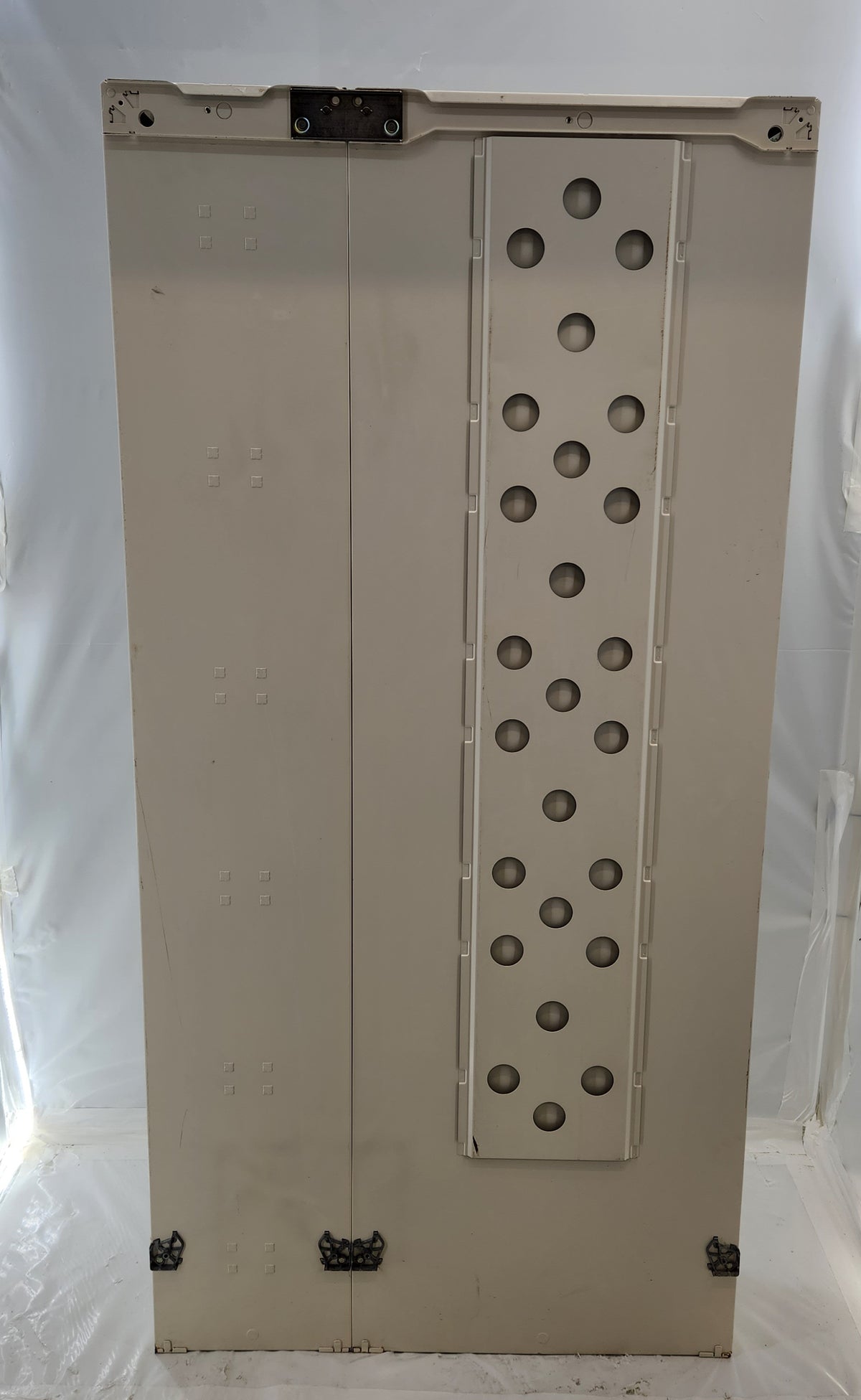 Armoire électrique modulaire avec gaine à câbles latérale – 9 rangées de plastrons, sur socle – H 183 cm – Bon état