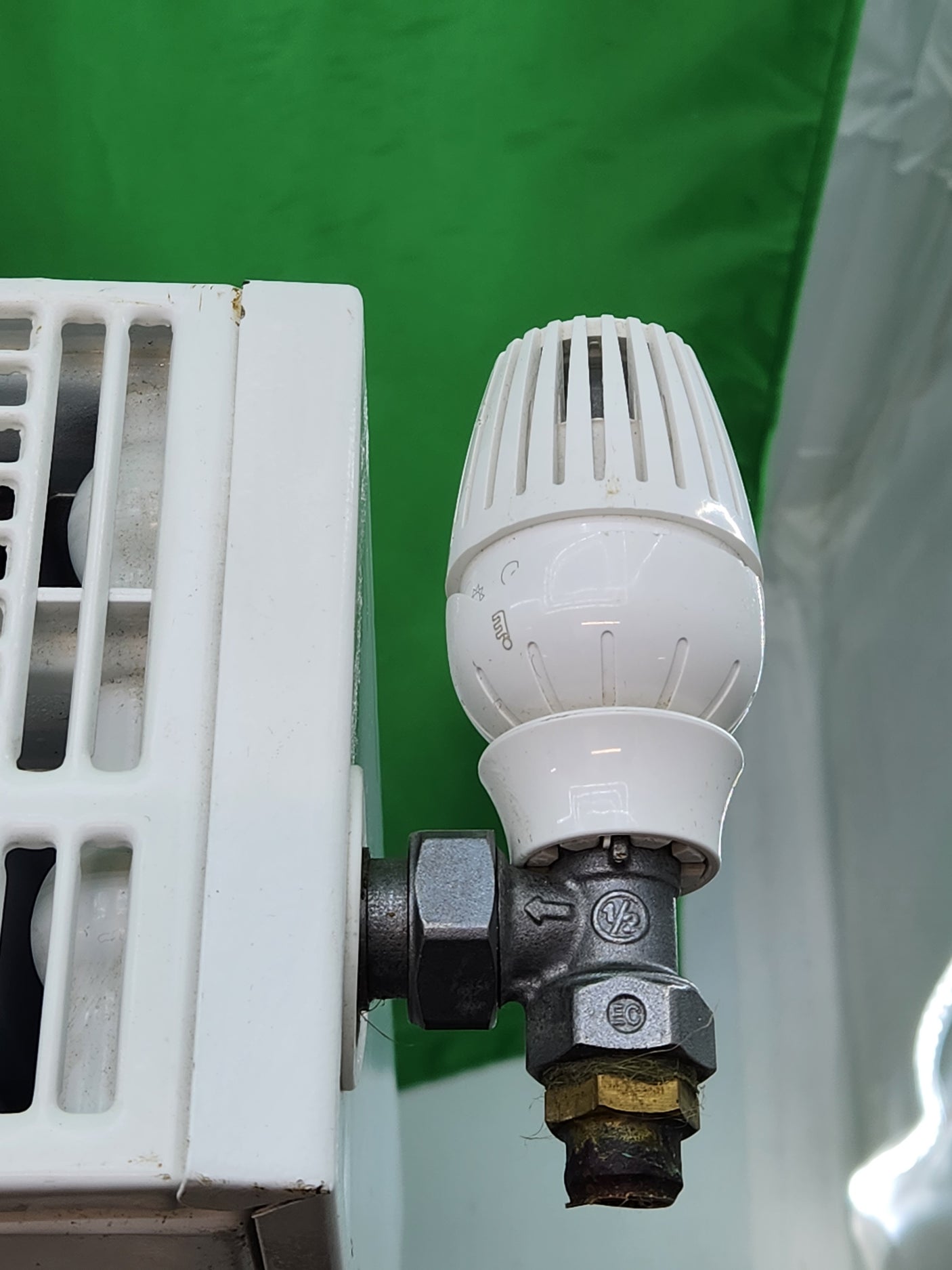 Radiateur chauffage central en acier avec robinet thermostatique