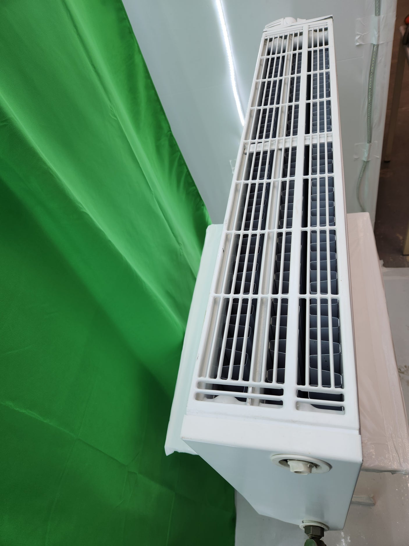 Radiateur chauffage central en acier avec robinet thermostatique