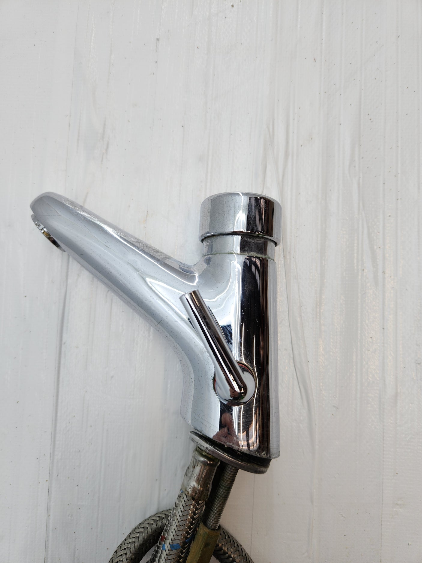 Mitigeur de lavabo chromé avec flexibles