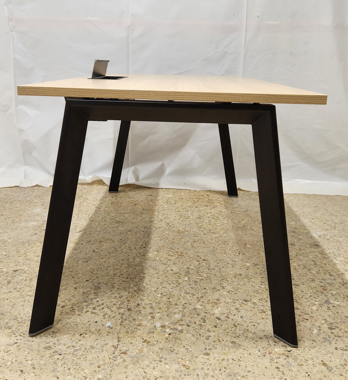 Bureau professionnel plateau chêne clair - trappe passe-câbles intégrée - Très bon état