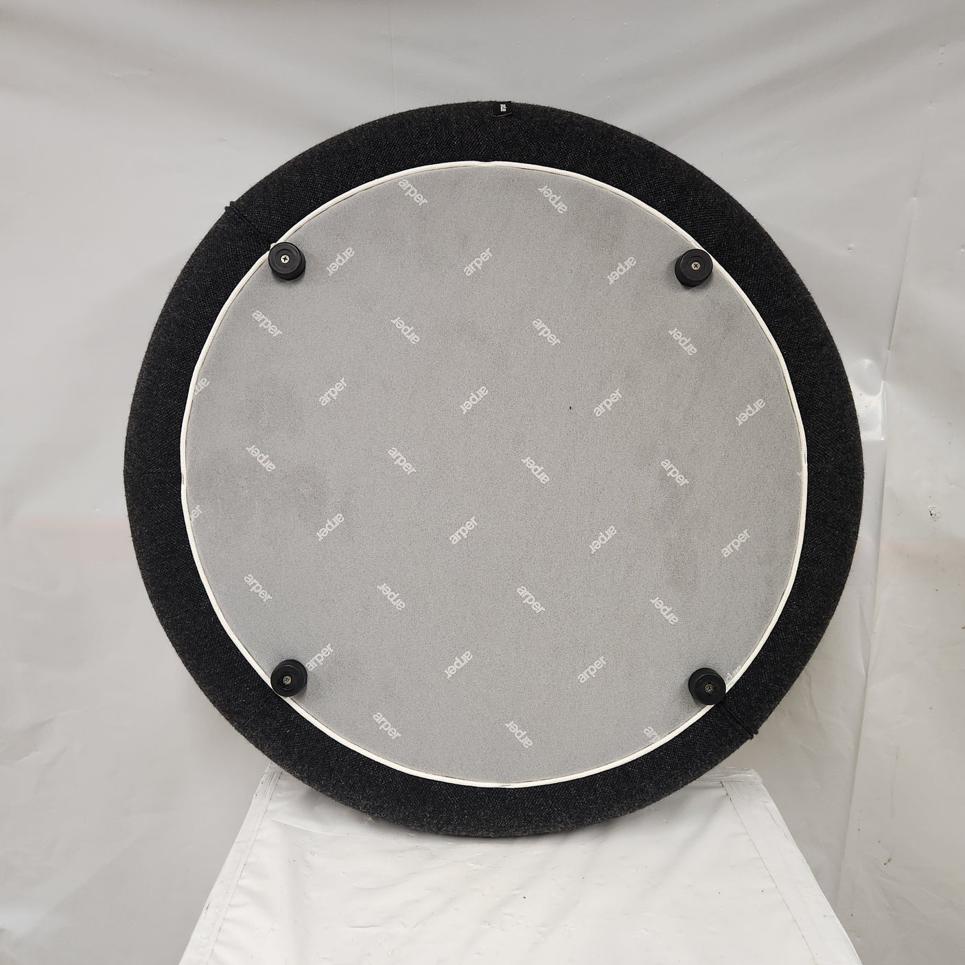 Grand pouf rond Arper (collection Kiik) - tissu chiné gris anthracite - Très bon état