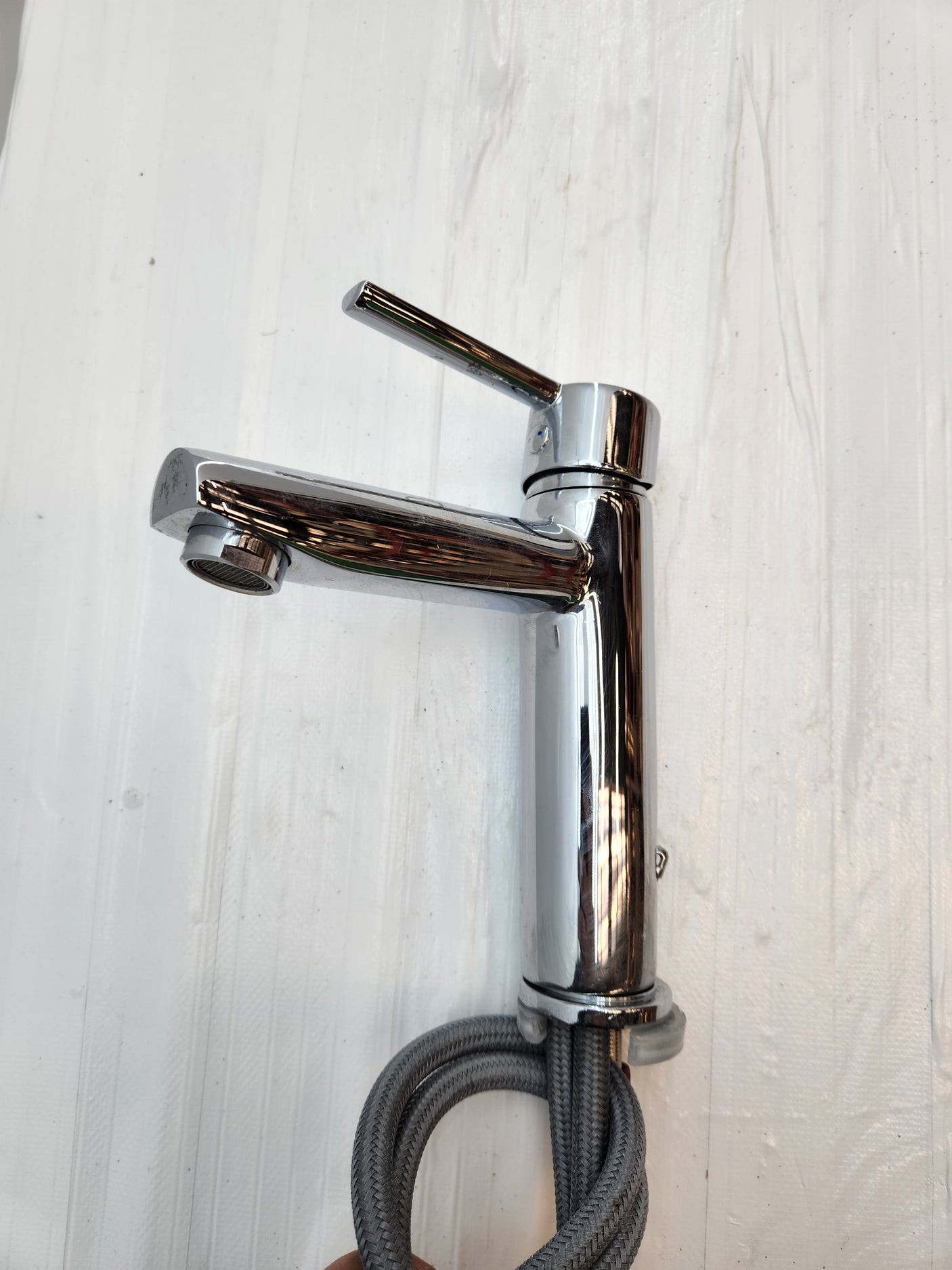 Mitigeur de lavabo chromé avec flexibles