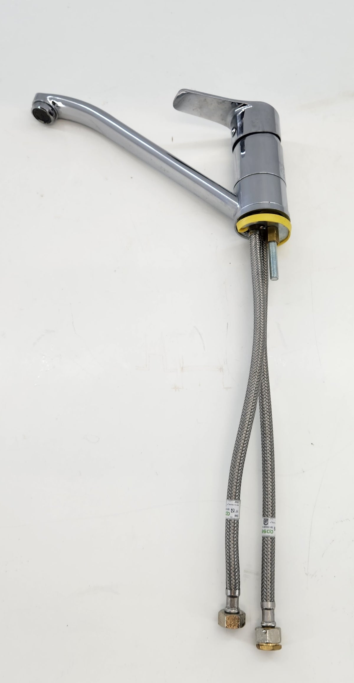 Mitigeur d’évier chromé à bec tube orientable – avec flexibles inox tressés – Bon état
