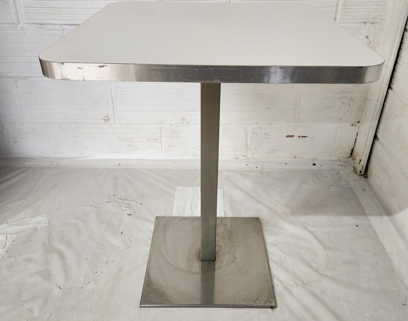 Table carrée 60 × 60 cm – Piètement inox – Bon état