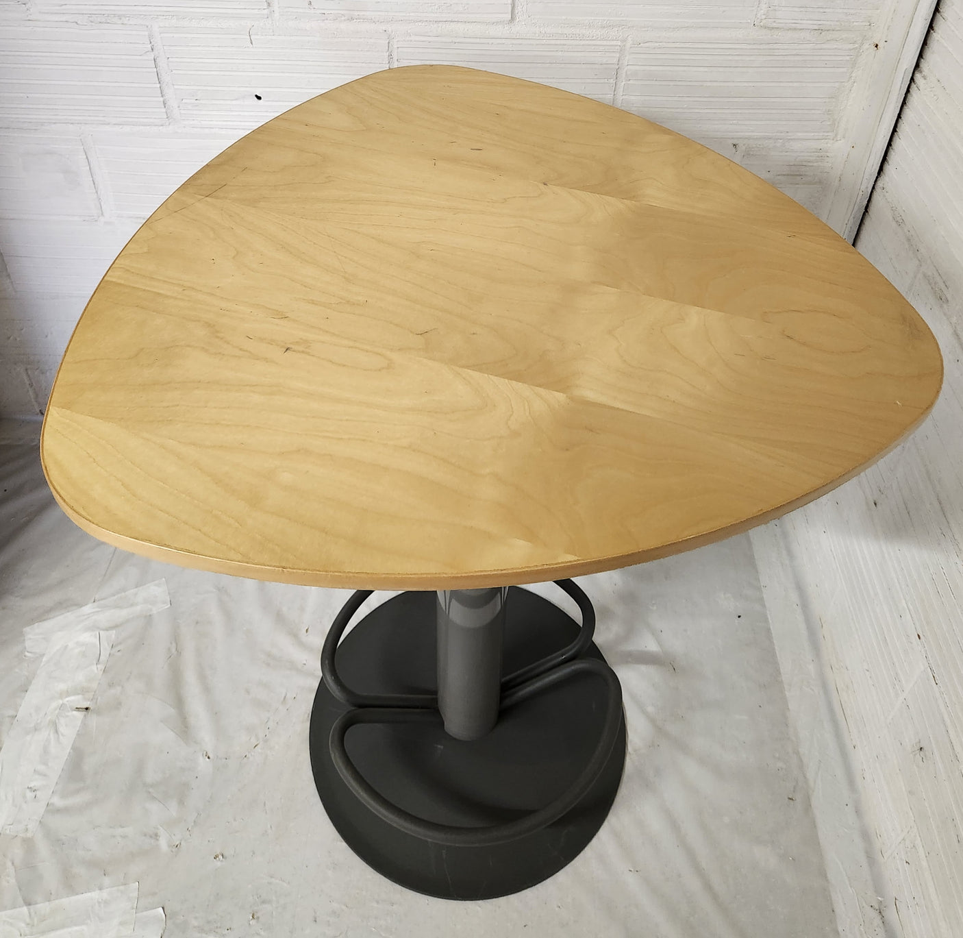 Table haute mange-debout avec repose-pieds – Piètement métallique – Bon état